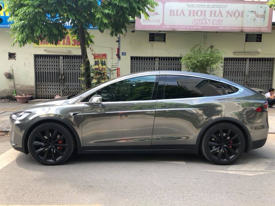 Tesla Model X P100D của Dương Kon được khoác áo màu crôm đen Tesla Model X P100D của Dương Kon được khoác áo màu crôm đen