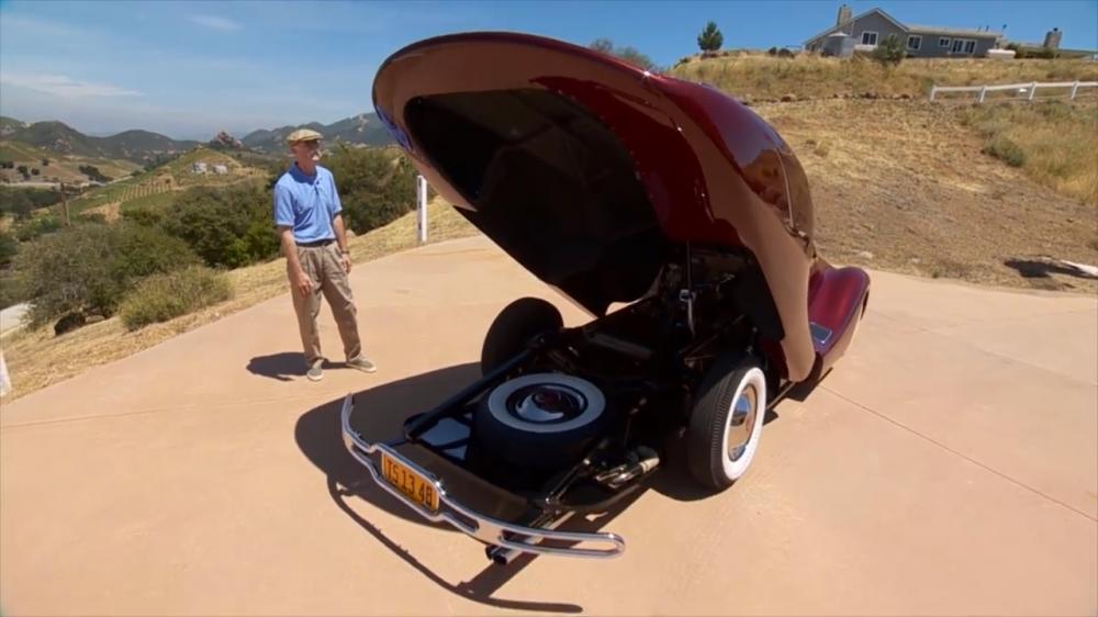 Phía sau của xe có thể nâng lên như thế này