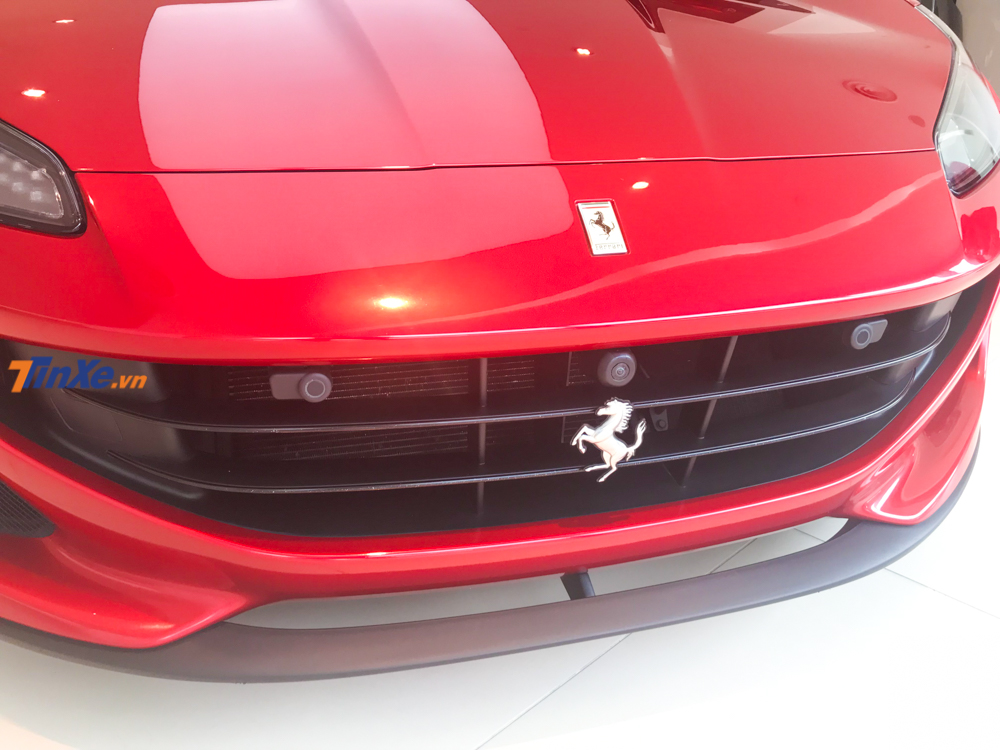 Lưới tản nhiệt, đèn hậu vay mượn thiết kế từ 2 mẫu siêu xe khác của Ferrari là 812 Superfast và GTC4Lusso