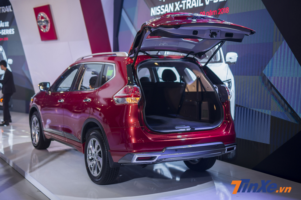 Cửa khoang hành lý có thêm cảm biến đá chân để đóng mở khá thuận tiện. Cửa khoang hành lý có thêm cảm biến đá chân để đóng mở khá thuận tiện.