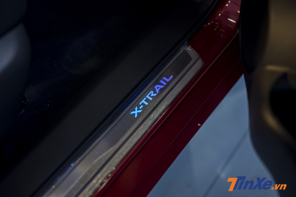 Ở Nissan X-Trail V-Series còn có cả bậc cửa phát sáng và đèn hiển thị logo trên cánh cửa. Ở Nissan X-Trail V-Series còn có cả bậc cửa phát sáng và đèn hiển thị logo trên cánh cửa.
