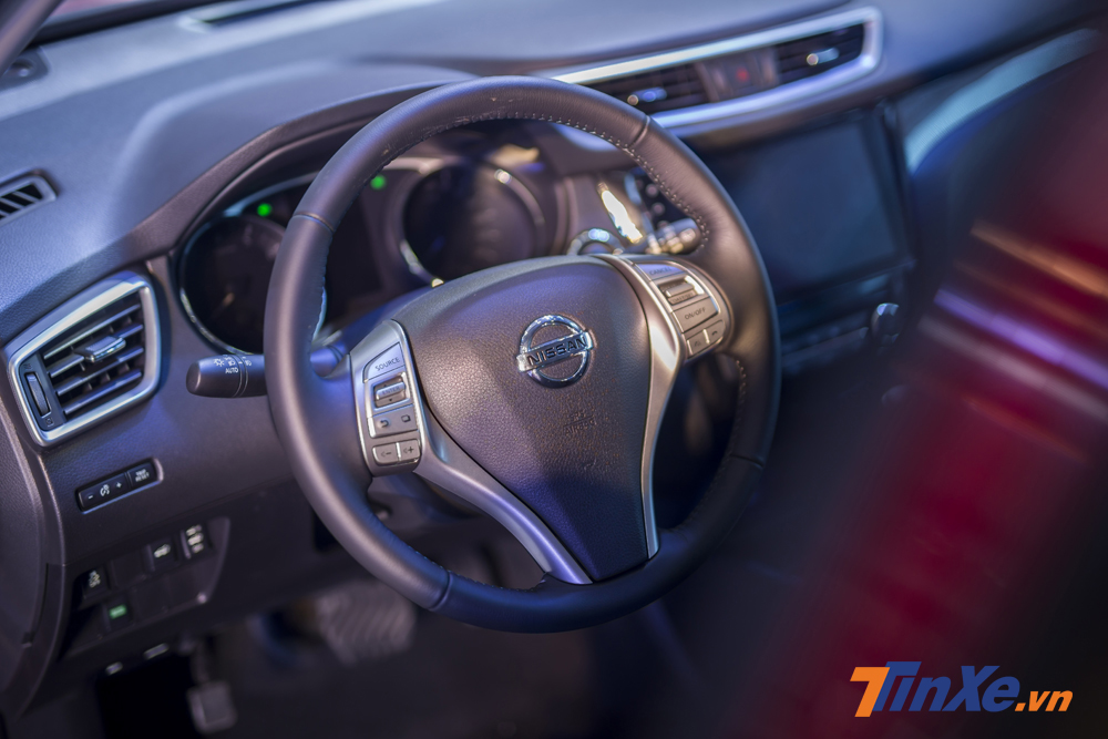 Bên trong Nissan X-Trail V-Series vẫn là không gian nội thất bọc da cùng với vô-lăng 3 chấu tích hợp nhiều tính năng rất đặc trưng của Nissan Bên trong Nissan X-Trail V-Series vẫn là không gian nội thất bọc da cùng với vô-lăng 3 chấu tích hợp nhiều tính năng rất đặc trưng của Nissan