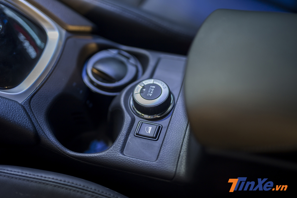 Trên phiên bản cao cấp nhất Nissan X-Trail V-Series SV 2.5 4WD thì xe còn được trang bị núm xoay chuyển chế độ 2WD, Auto và 4WD. Trên phiên bản cao cấp nhất Nissan X-Trail V-Series SV 2.5 4WD thì xe còn được trang bị núm xoay chuyển chế độ 2WD, Auto và 4WD.