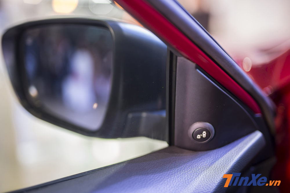 Và cả hệ thống cảnh báo điểm mù. Và cả hệ thống cảnh báo điểm mù.