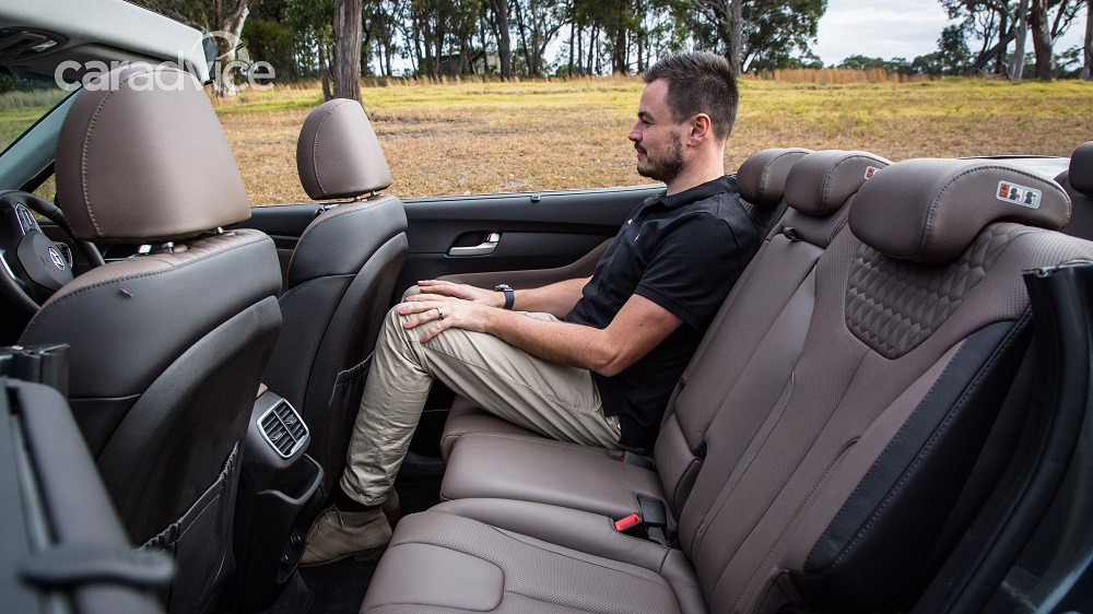 Hàng ghế thứ 2 ngồi khá thoải mái của Hyundai Santa Fe Cabriolet Hàng ghế thứ 2 ngồi khá thoải mái của Hyundai Santa Fe Cabriolet