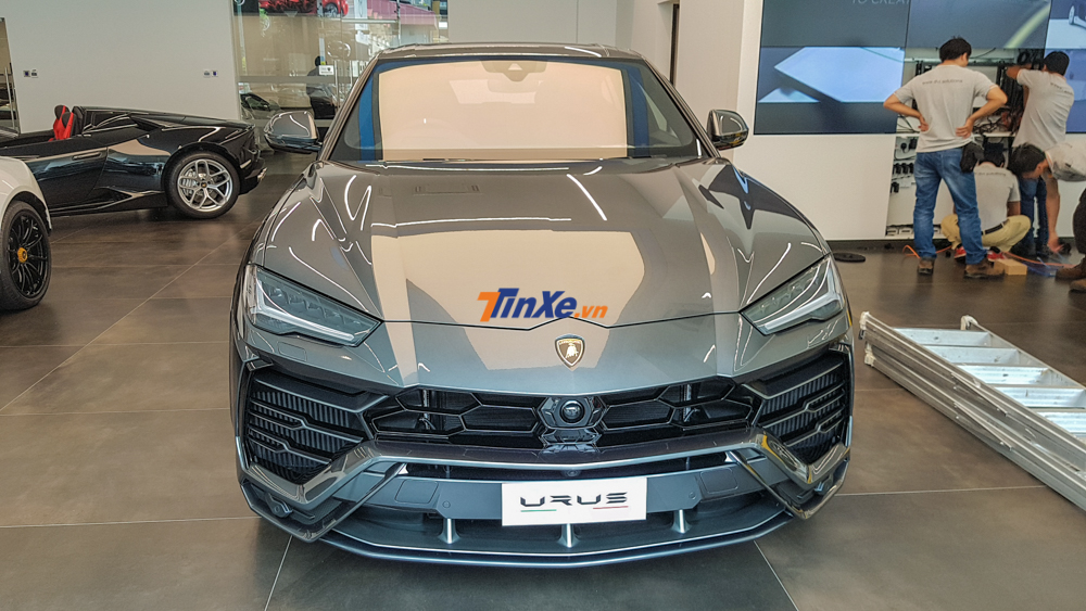 Lamborghini Urus màu xám xuất hiện ở phòng trưng bày đại lý Lamborghini Singapore