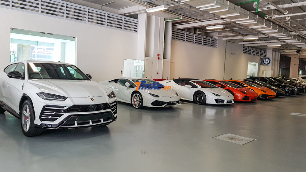 Đỗ cạnh siêu SUV Lamborghini Urus làm xe chạy thử là những mẫu siêu xe của khách hàng đến bảo dưỡng 