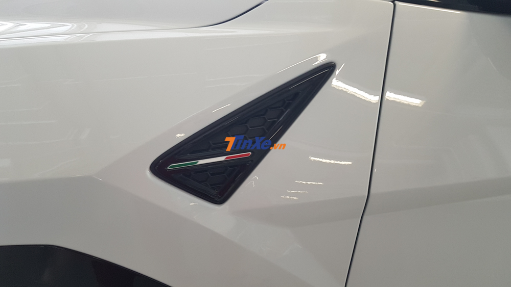 Bên trong xe xuất hiện huy hiệu lá cờ nước Ý