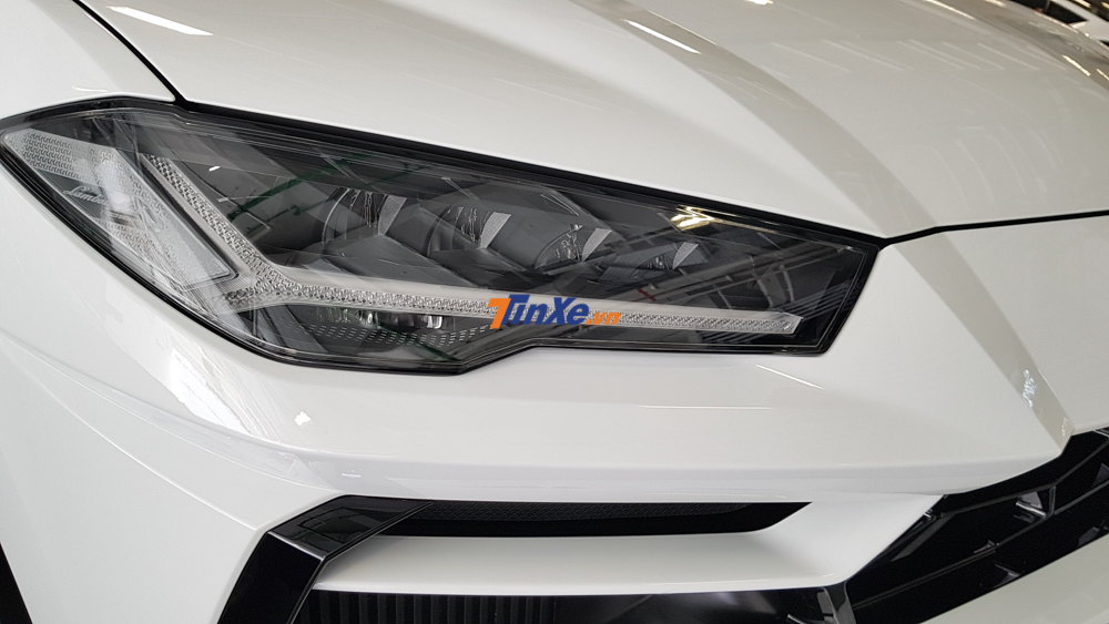 Đèn pha thiết kế sắc cạnh