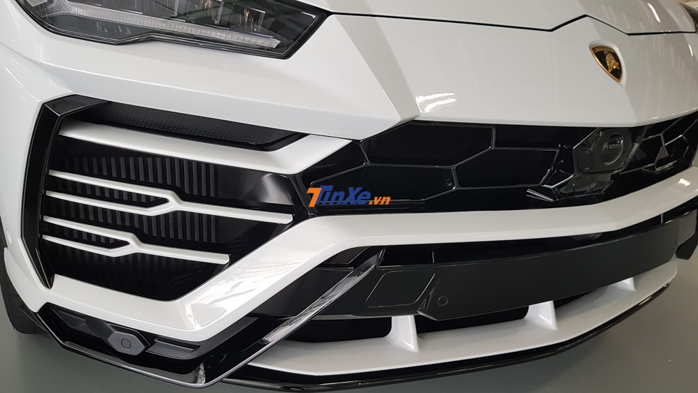 Một số chi tiết của xe như cản va trước, thanh chia gió cũng sơn màu trắng