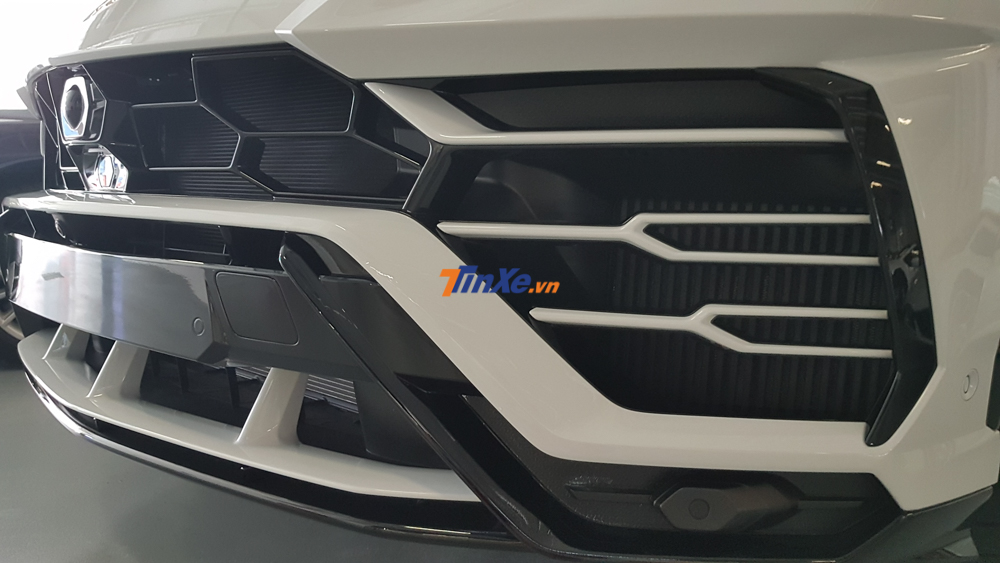 Lamborghini Urus làm xe chạy thử tại Singapore có ngoại thất sơn màu trắng