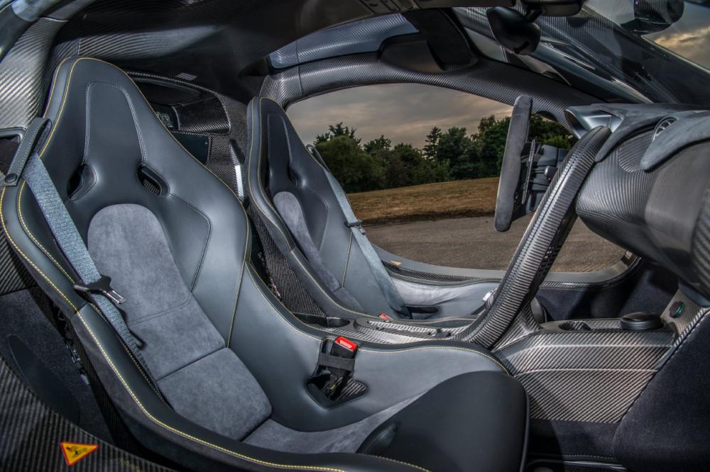 Nội thất tuỳ chọn màu xám đen, bọc da Alcantara cao cấp của MSO Nội thất tuỳ chọn màu xám đen, bọc da Alcantara cao cấp của MSO