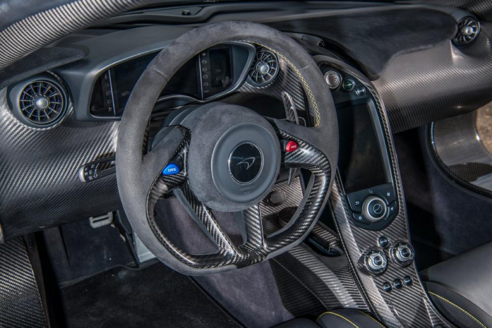 Điểm nhấn nhiều chi tiết bằng sợi carbon và chỉ khâu tương phản màu vàng Cadmium Điểm nhấn nhiều chi tiết bằng sợi carbon và chỉ khâu tương phản màu vàng Cadmium