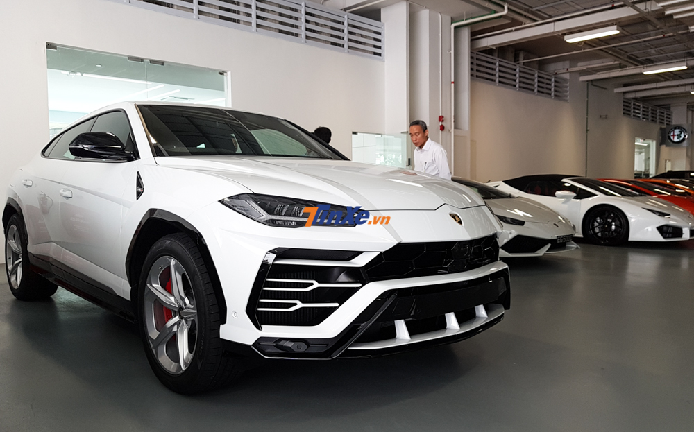 Các khách hàng đang chuẩn bị chạy thử siêu SUV Lamborghini Urus