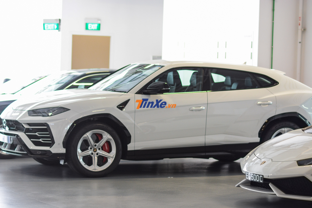 Điểm nhấn ngoại hình siêu SUV Lamborghini Urus làm xe chạy thử tại Singapore còn có các chi tiết bằng sợi carbon và sơn màu đen tạo vẻ đối lập