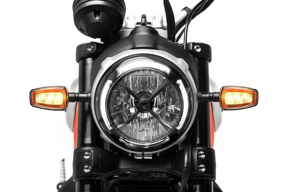 Đèn pha của xe được tích hợp đèn định vị LED Đèn pha của xe được tích hợp đèn định vị LED