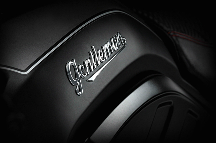 Bộ tem nổi với màu inox được thiết kế đẹp và đặt nổi dọc bình xăng của xe trông khá điệu đà