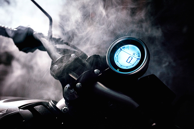 Sử dụng cụm đồng hồ điện tử dạng tròn và nhỏ như trên Ducati Scrambler, chiếc xe có phần đầu khá thoáng.