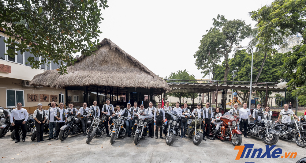 Những biker thuộc nhóm Harley-Davidson Hanoi Free Chapter sẽ làm nhiệm vụ đi đón hai chiếc cúp danh giá.