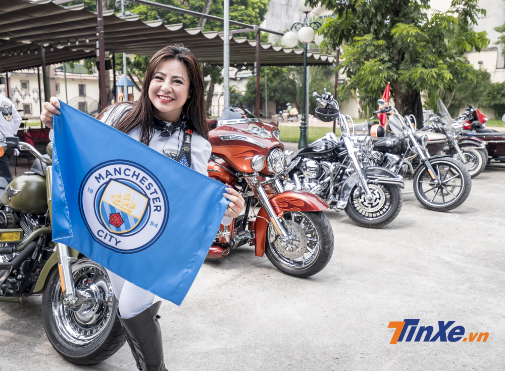 Nữ biker Ngọc Phượng - chủ nhân của chiếc Ranger Rover Evoque Convertible.