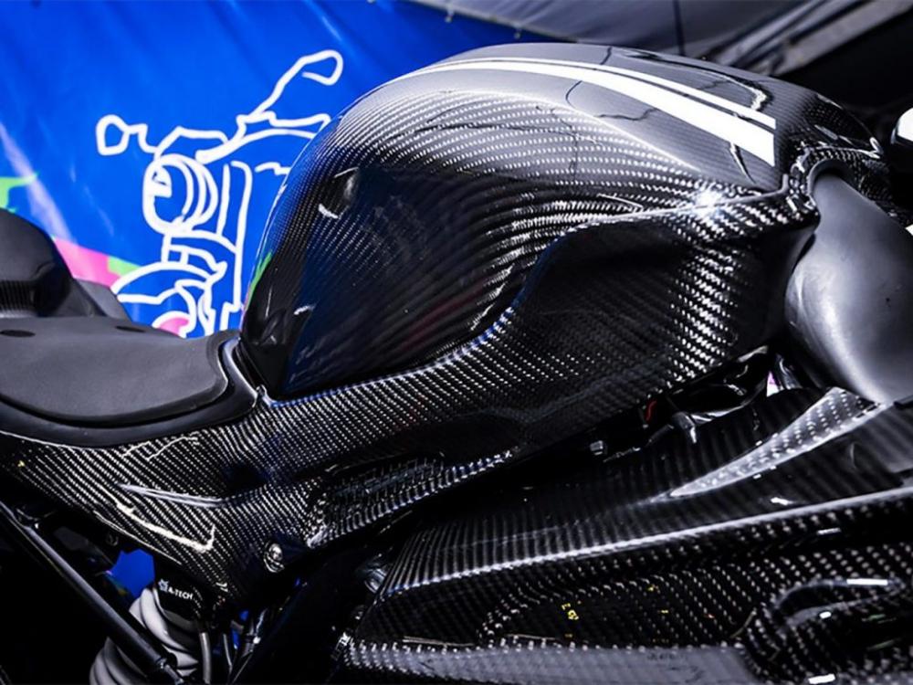 Ốp bình xăng cũng được làm bằng sợi carbon