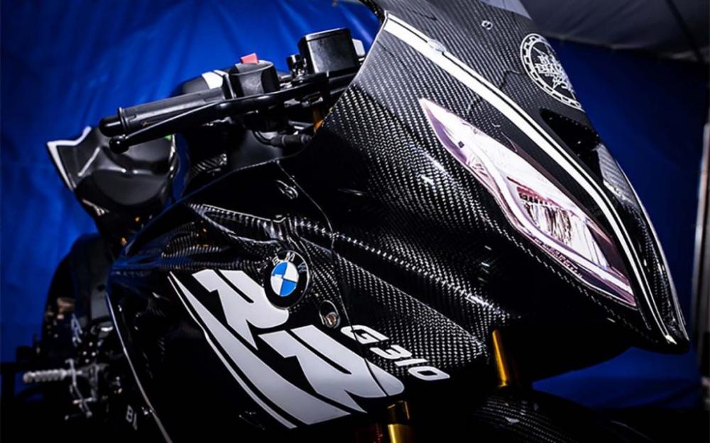 Dàn vỏ này được thừa hưởng từ đàn anh BMW S1000RR