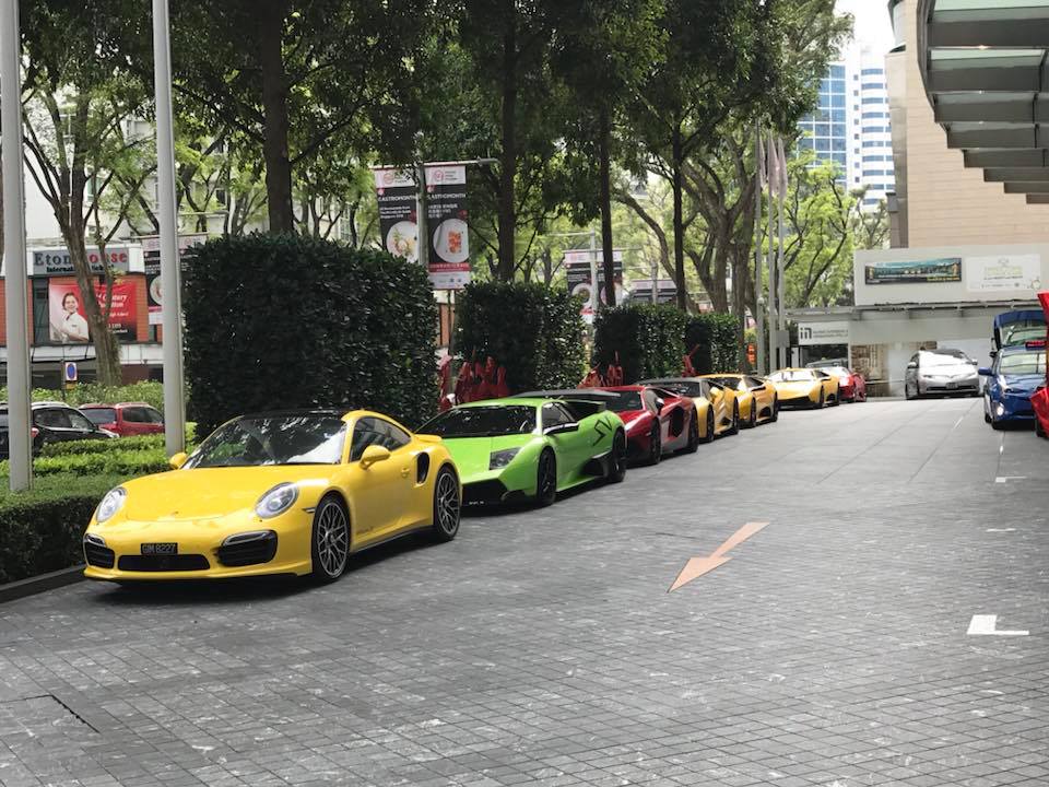 Kẻ ngoại đạo trong dàn Lamborghini này là chiếc Porsche màu vàng Kẻ ngoại đạo trong dàn Lamborghini này là chiếc Porsche màu vàng