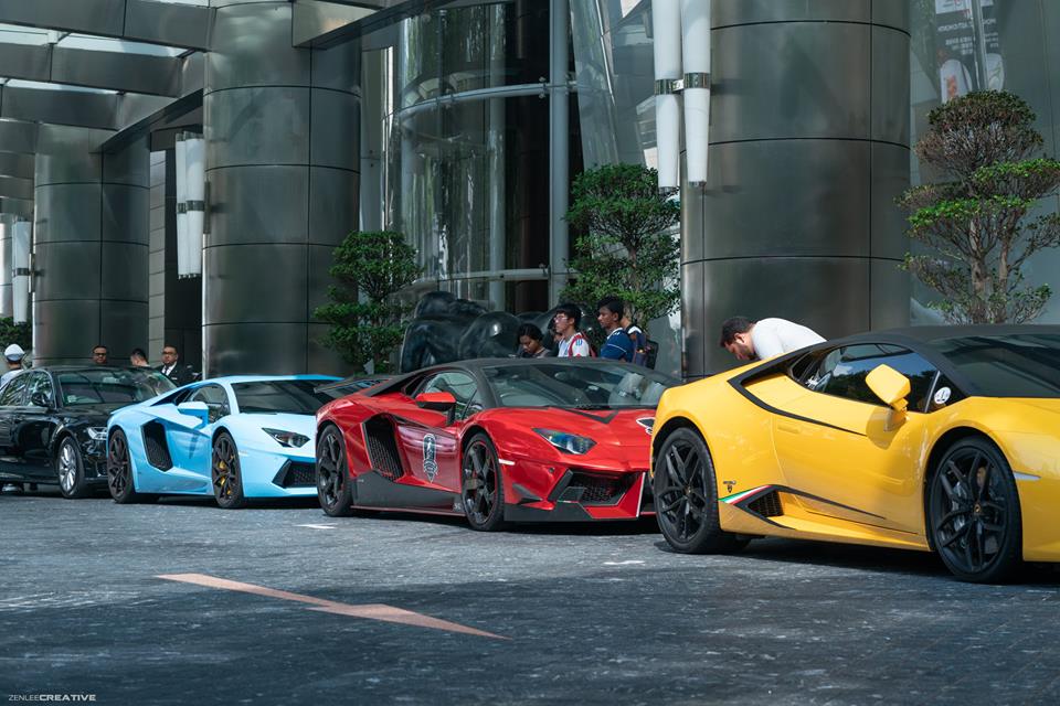Lamborghini Aventador LP700-4 độ lại bản DMC Stage 1 Molto Veloce và phía sau là Aventador LP700-4 tiêu chuẩn mang màu xanh ngọc Lamborghini Aventador LP700-4 độ lại bản DMC Stage 1 Molto Veloce và phía sau là Aventador LP700-4 tiêu chuẩn mang màu xanh ngọc