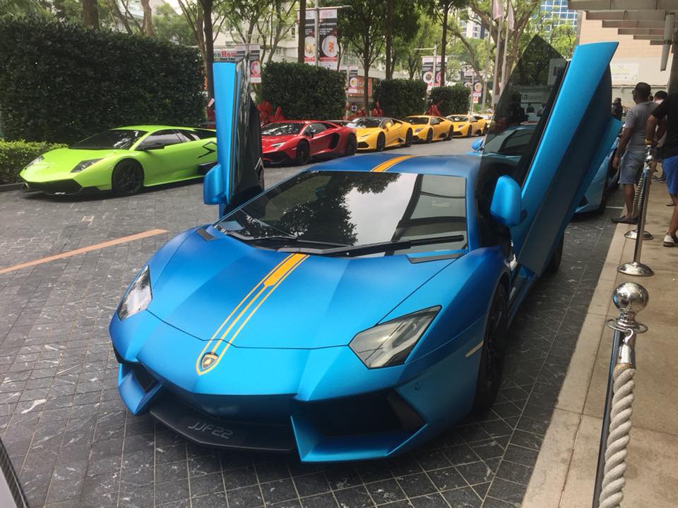 Dàn siêu xe Lamborghini đỗ trước cửa khách sạn St. Regis Dàn siêu xe Lamborghini đỗ trước cửa khách sạn St. Regis