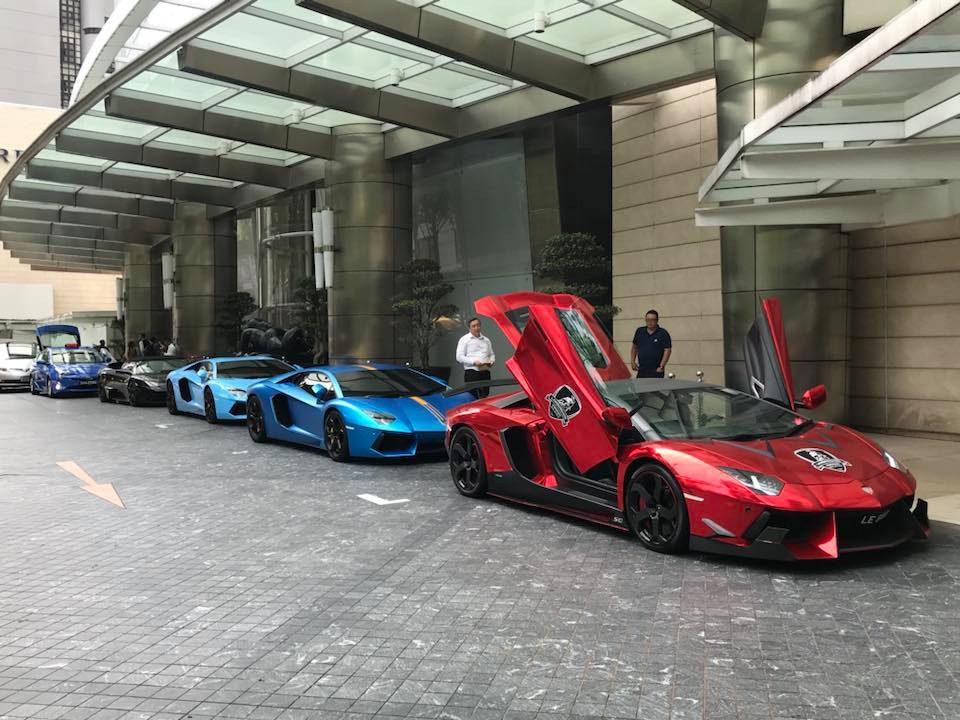 3 chiếc Lamborghini Aventador LP700-4 và chiếc xếp sau cùng mang màu sơn đen là Murcielago LP640-4 Roadster 3 chiếc Lamborghini Aventador LP700-4 và chiếc xếp sau cùng mang màu sơn đen là Murcielago LP640-4 Roadster