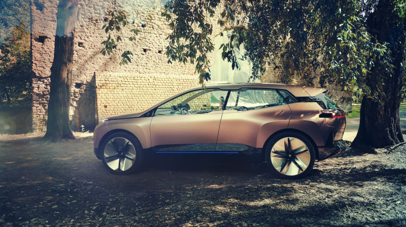 BMW Vision iNext nhìn từ bên sườn cho thấy bộ la-zăng của nó cũng rất khác biệt