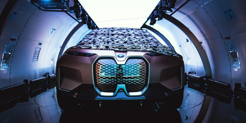 BMW Vision iNext được vén màn trong nhà chứa máy bay ở sân bay JFK