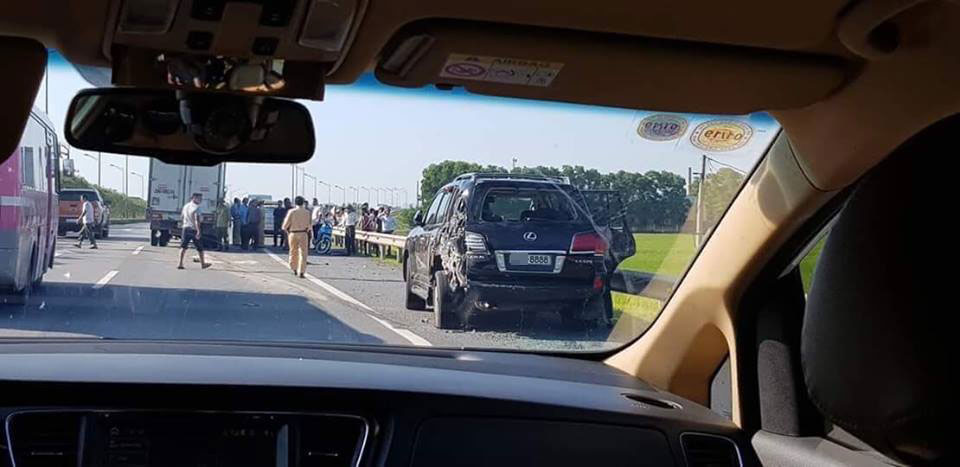 Hiện trường vụ tai nạn giữa ô tô tải và Lexus LX570 Hiện trường vụ tai nạn giữa ô tô tải và Lexus LX570