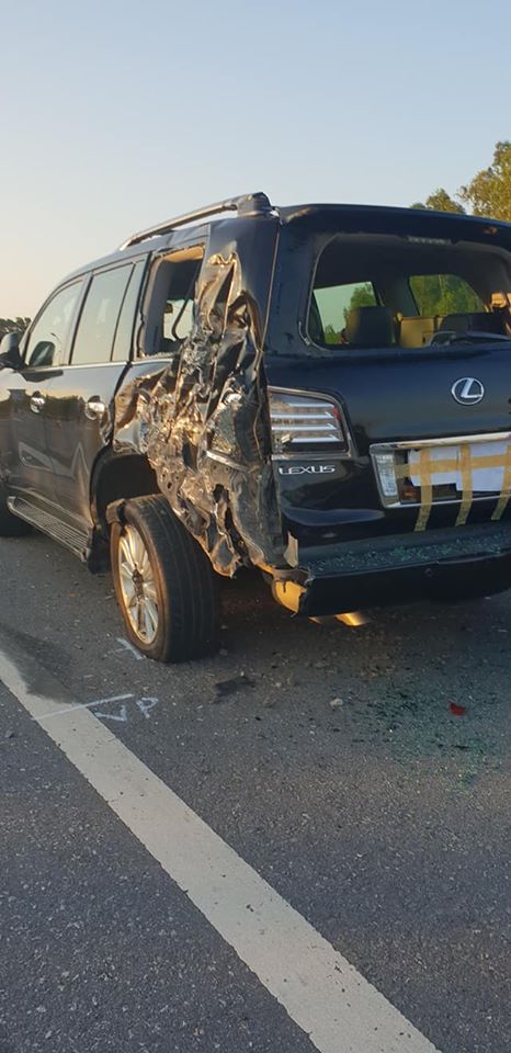 Góc đuôi xe bên trái của chiếc Lexus LX570 bị biến dạng Góc đuôi xe bên trái của chiếc Lexus LX570 bị biến dạng