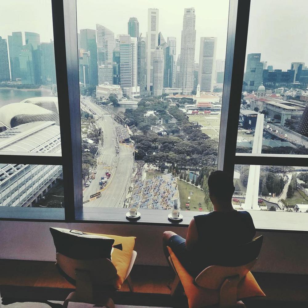 Ngồi lặng lẽ trong phòng khách sạn xem cuộc đua F1 từ trên cao