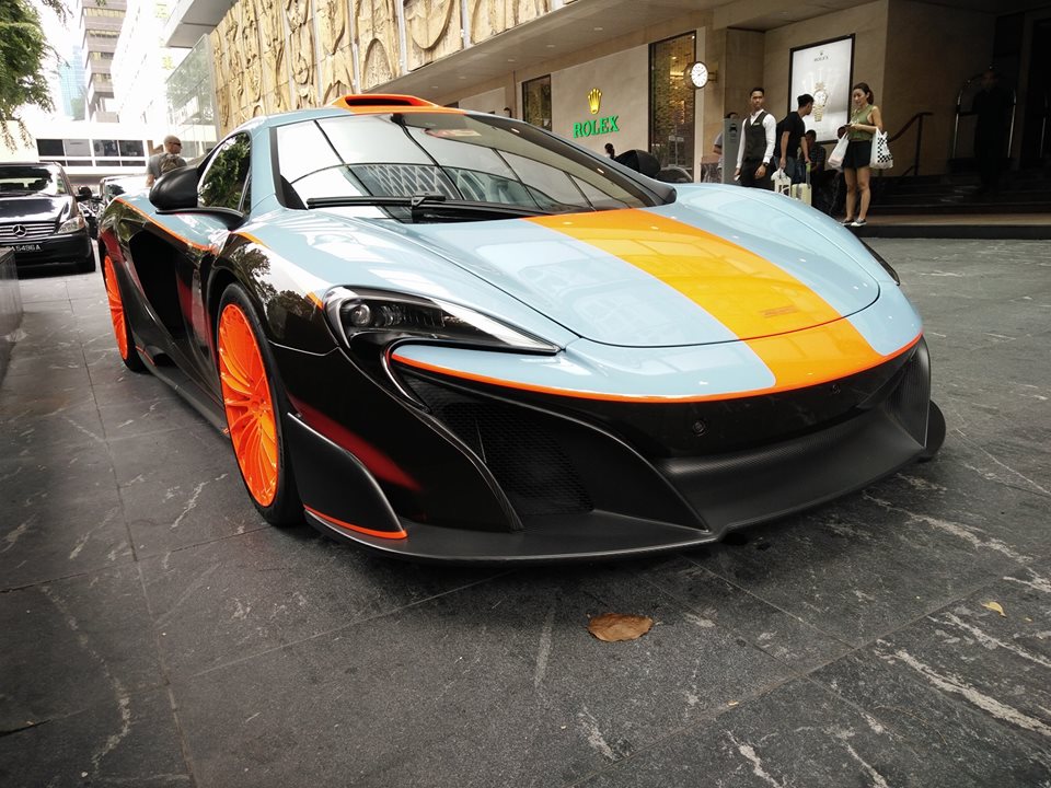 Hoàng tử Malaysia lái siêu xe McLaren 675LT hàng thửa sang Singapore xem đua xe F1