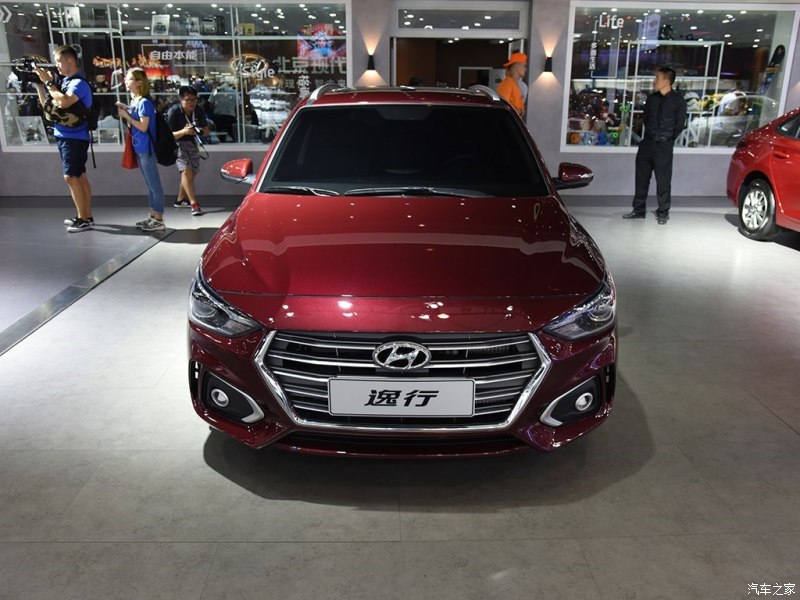 Hyundai Celesta Wagon có một số chi tiết khác biệt trên đầu xe so với phiên bản sedan