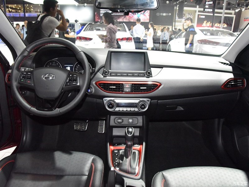 Nội thất phối 2 màu đỏ - đen tương phản của Hyundai Celesta Wagon