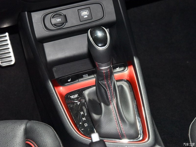 Hyundai Celesta Wagon có 2 tùy chọn động cơ và hộp số