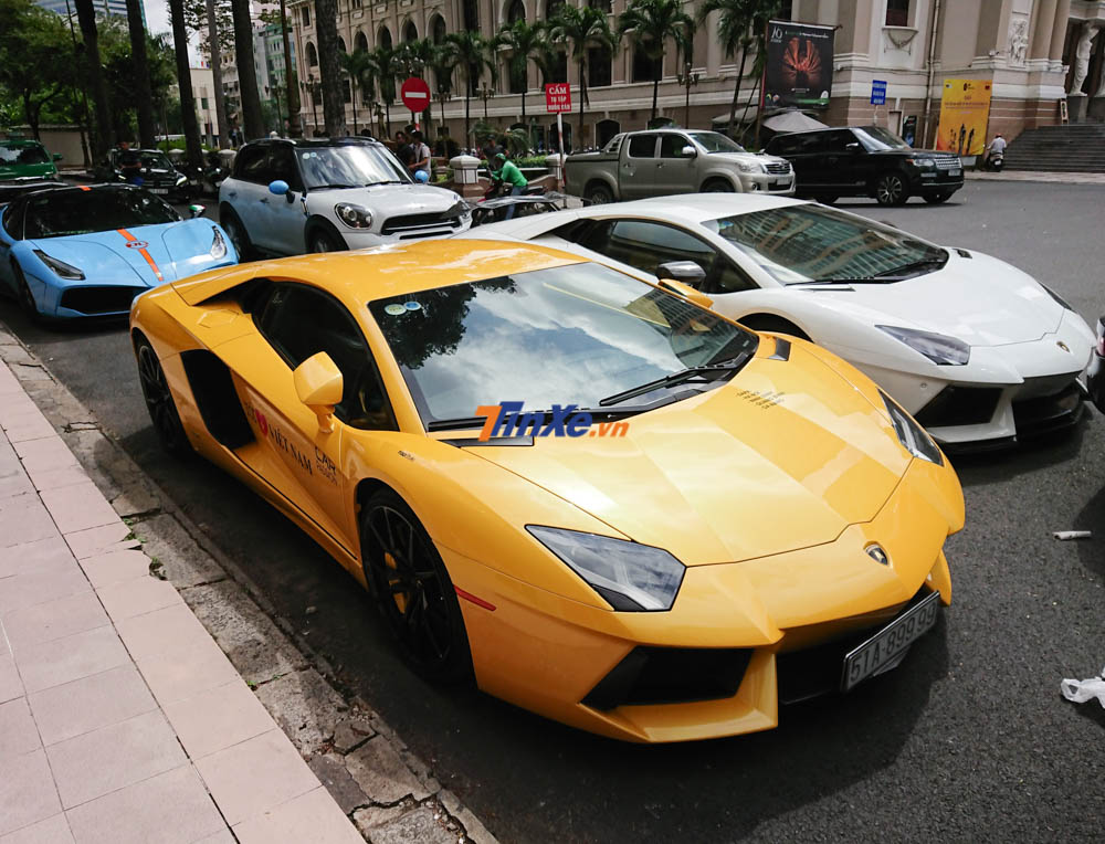 Dàn siêu xe xếp hàng dài trên đường phố Sài thành Dàn siêu xe xếp hàng dài trên đường phố Sài thành