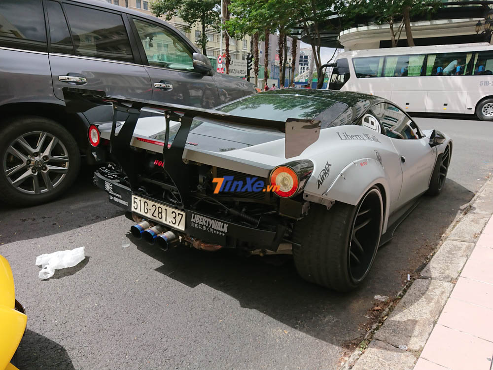 Dàn áo đuôi siêu xe này đã được chủ nhân tháo bỏ hẳn phần để lộ những chi tiết máy móc của xe Dàn áo đuôi siêu xe này đã được chủ nhân tháo bỏ hẳn phần để lộ những chi tiết máy móc của xe