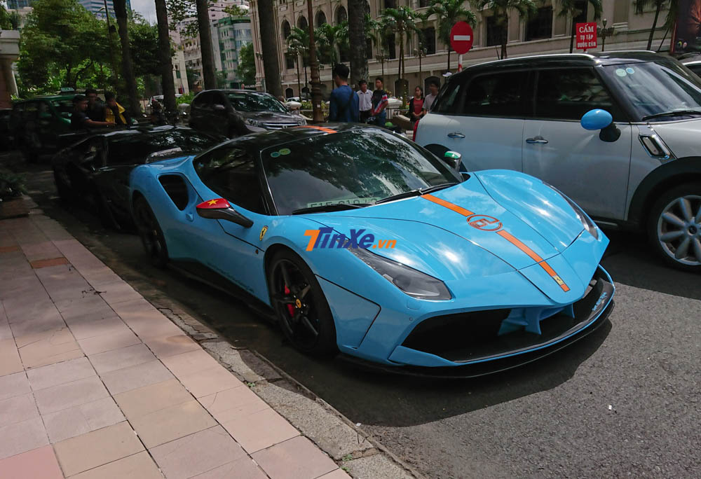 Ngoại thất xe dán màu xanh ngọc. Đáng tiếc siêu ngựa đã được chủ nhân cho gắn lại mâm zin theo xe Ngoại thất xe dán màu xanh ngọc