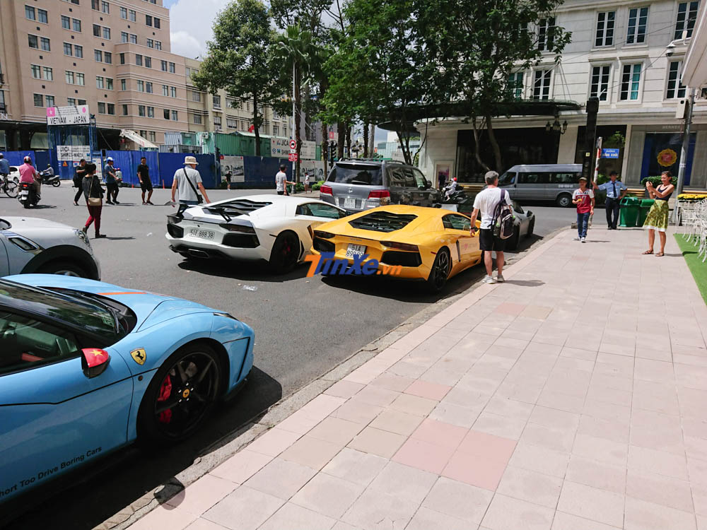 Có rất đông du khách và các bạn trẻ mê xe đứng chụp ảnh cùng các siêu xe độ này Có rất đông du khách và các bạn trẻ mê xe đứng chụp ảnh cùng các siêu xe độ này