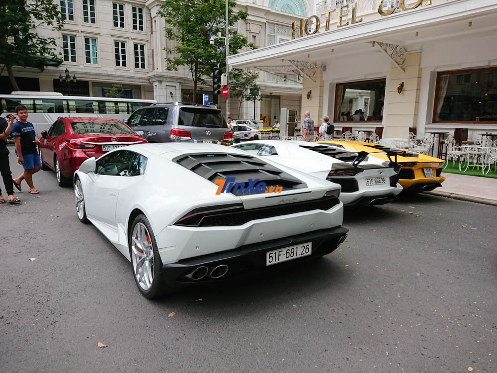 Bộ 3 Lamborghini xếp hàng cùng nhau. Trong đó, 2 chiếc màu trắng là Huracan LP610-4 và Aventador LP700-4. Bộ 3 Lamborghini xếp hàng cùng nhau. Trong đó, 2 chiếc màu trắng là Huracan LP610-4 và Aventador LP700-4.