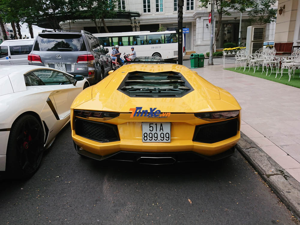 Chiếc màu vàng vẫn để ngoại thất zin. Đây cũng chính là chiếc Lamborghini Aventador LP700-4 đầu tiên có mặt tại Việt Nam Chiếc màu vàng vẫn để ngoại thất zin. Đây cũng chính là chiếc Lamborghini Aventador LP700-4 đầu tiên có mặt tại Việt Nam
