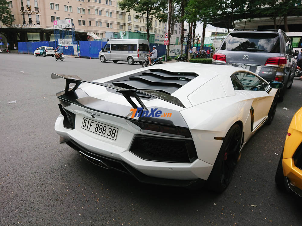 Chiếc màu trắng đã được chủ nhân độ lại body kit bằng sợi carbon của hãng độ Vorsteiner và bộ mâm NV1 của hãng Vossen. Chiếc màu trắng đã được chủ nhân độ lại body kit bằng sợi carbon của hãng độ Vorsteiner và bộ mâm NV1 của hãng Vossen.