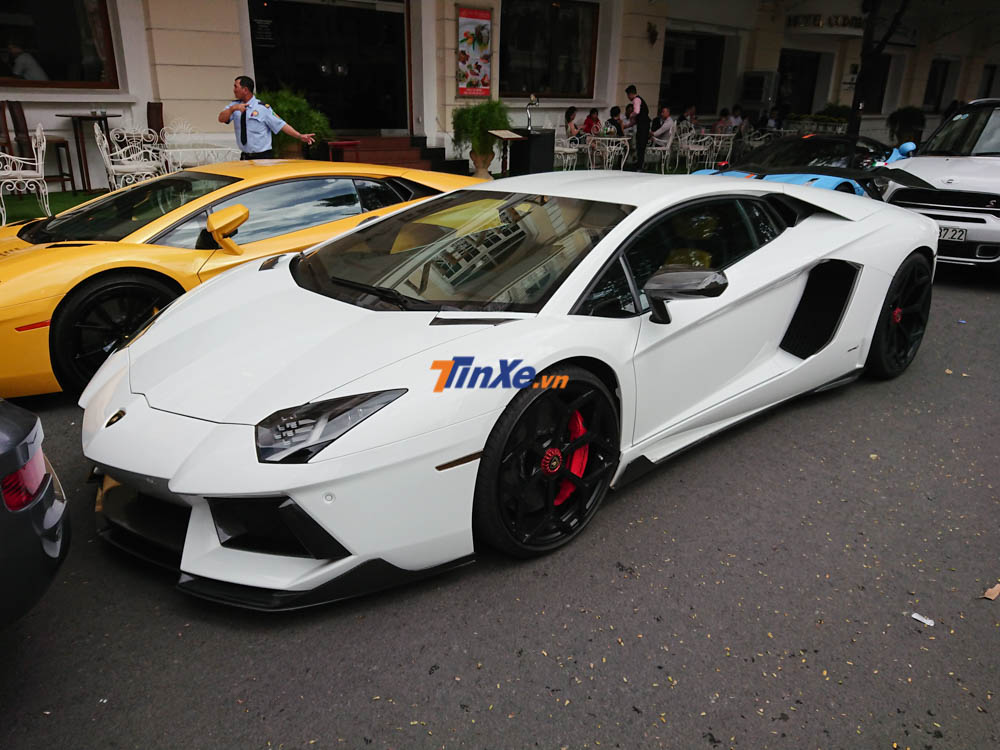 Cặp đôi Lamborghini Aventador LP700-4 khoe dáng cùng nhau Cặp đôi Lamborghini Aventador LP700-4 khoe dáng cùng nhau