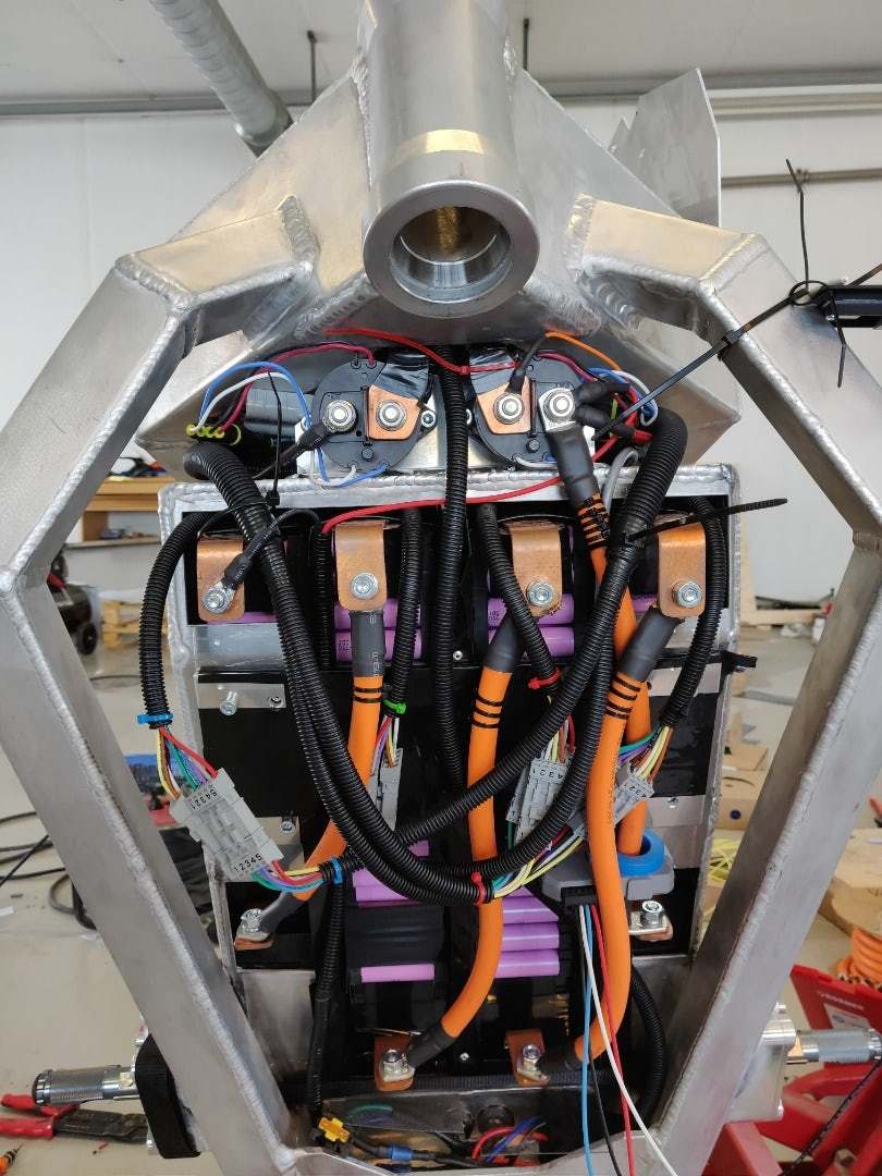 Bộ pin và cáp điện bên trong khung xe