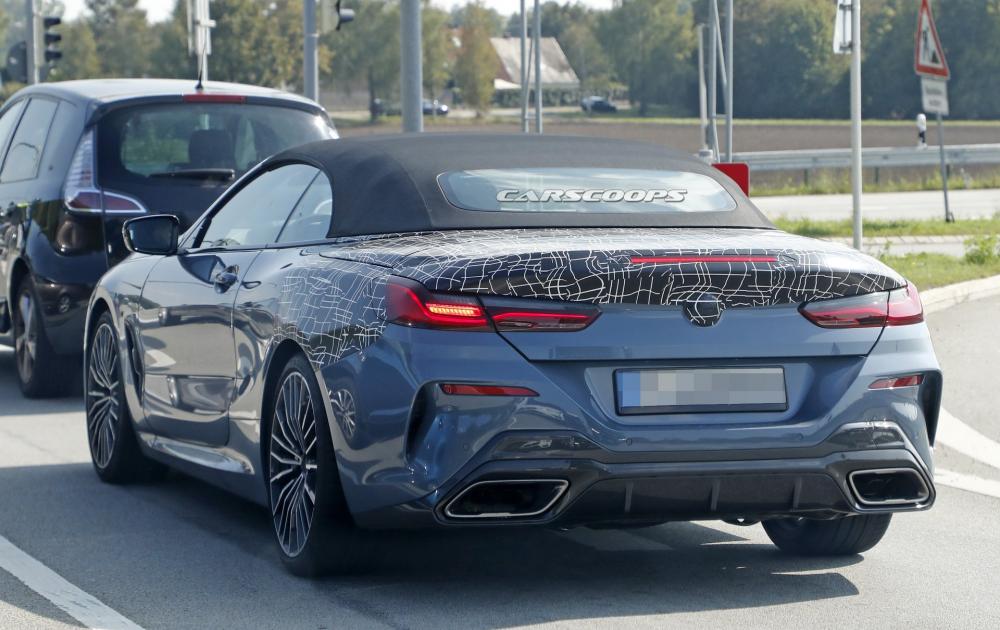 Xung quanh khu vực ống xả của BMW 8-Series Convertible 2019 có những chi tiết bằng sợi carbon Xung quanh khu vực ống xả của BMW 8-Series Convertible 2019 có những chi tiết bằng sợi carbon