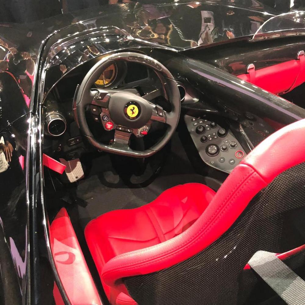 Khoang lái của Ferrari Monza SP2